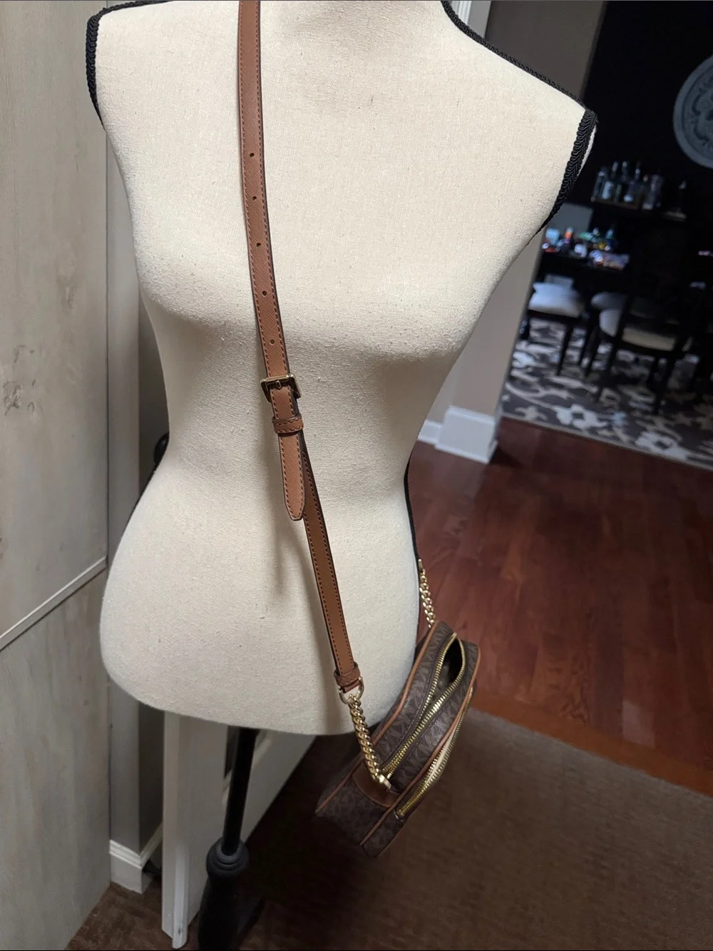MICHAEL KORS JET SET TRAVEL MEDIUM CROSSBODY LOGO BAG